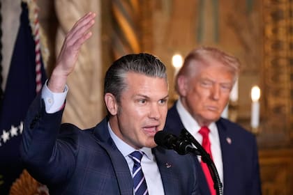 El secretario de Defensa, Pete Hegseth, y el presidente de Estados Unidos, Donald Trump, en el club Mar-a-Lago de Trump, el lunes 22 de diciembre de 2025, en Palm Beach, Florida.