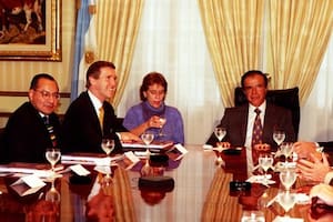 El Secretario de Defensa William S. Cohen junto al el encargado de Negocios Manuel Rocha (izquierda), en una reunión con Carlos Saúl Menem en Buenos Aires, el 23 de mayo de 1998