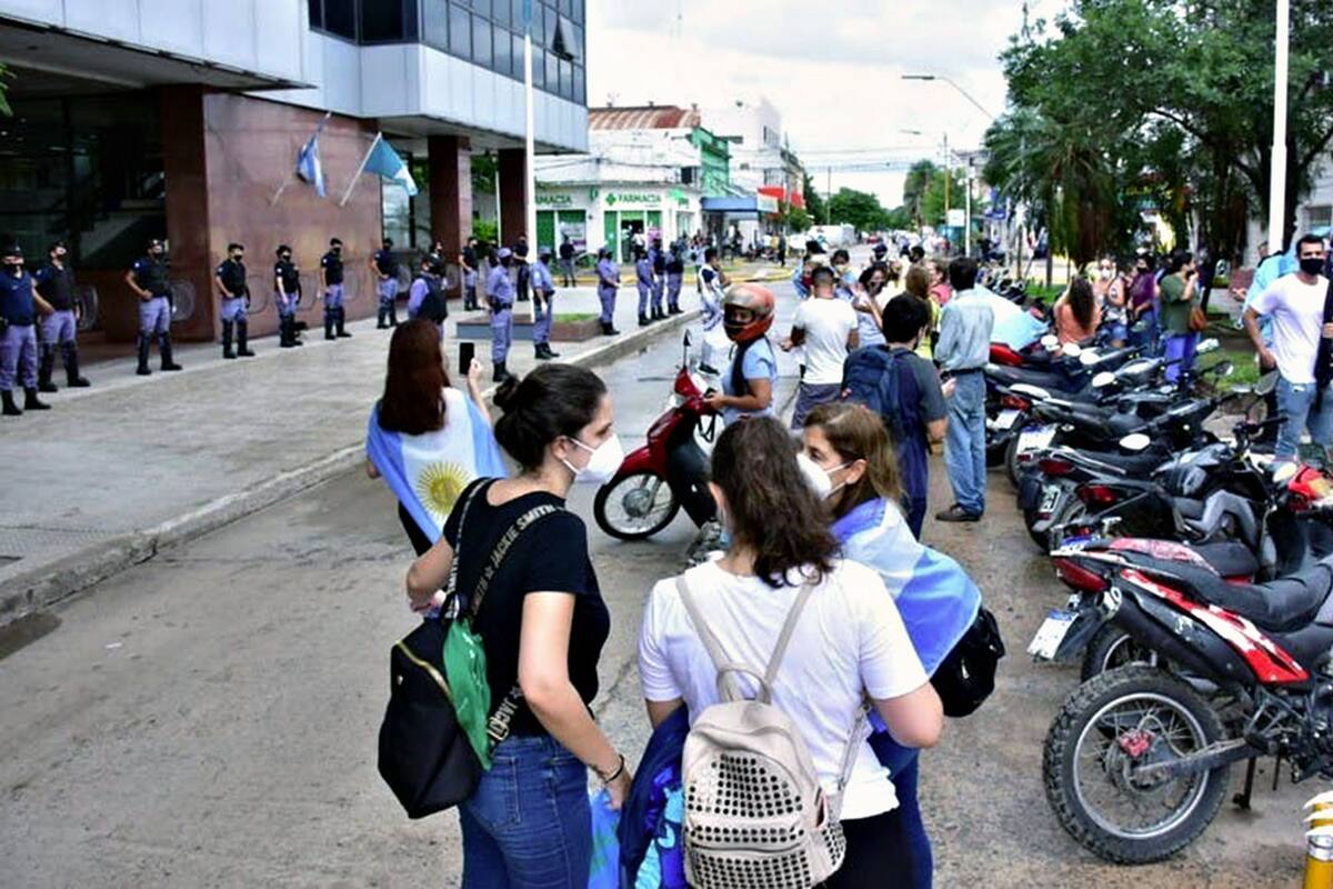 El secretario de Derechos Humanos, Horacio Pietragalla, visita Formosa para supervisar los centros de aislamientos que montó Gildo Insfrán para combatir el coronavirus; hubo protestas en la casa de gobierno provincial