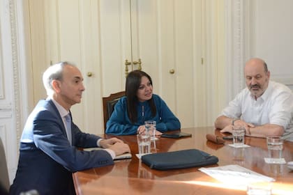 El secretario de Educación, Carlos Torrendell, la ministra de Capital Humano, Sandra Pettovello, y el ministro de Desregulación y Transformación del Estado, Federico Sturzenegger, en una reunión el año pasado para dialogar sobre la reforma educativa
