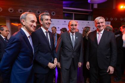 El secretario de Educación de la Nación, Carlos Torrendell; Florencio Randazzo, exministro del Interior de la Nación; Guillermo Francos y el director de la Escuela de Gobierno de la Universidad Austral, Alfonso Santiago