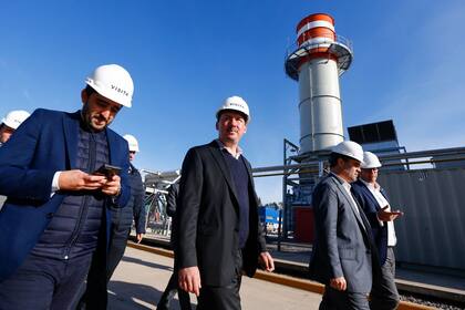 El secretario de Energía, Darío Martínez, y el subsecretario de Energía Eléctrica, Federico Basualdo, en una central termoeléctrica en Ezeiza