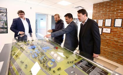 El secretario de Energía, Darío Martínez, y el subsecretario de Energía Eléctrica, Federico Bernal, en una central termoeléctrica en Ezeiza