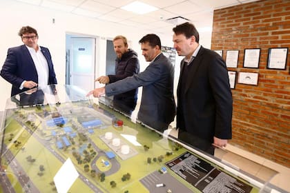 El secretario de Energía, Darío Martínez, y el subsecretario de Energía Eléctrica, Federico Basualdo, visitaron una central termoeléctrica en Ezeiza con el intendente Gastón Granados