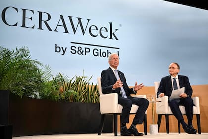 EL secretario de Energía de EE.UU., Chris Wright, y Daniel Yergin, vicepresidente de S&P Global, en la CERAWeek, en Houston.