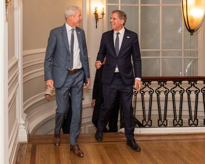 El secretario de Energía de Estados Unidos, Chris Wright, en una reunión que tuvo en la embajada de la Argentina en Washington D.C. con el embajador Alec Oxenford