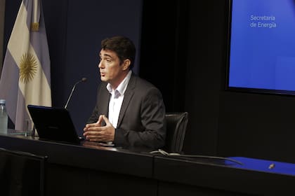 El secretario de Energía, Javier Iguacel, defendió el incremento que pagarán los usuarios para compensar a las empresas por el alza del dólar; el funcionario enfrentó cuestionamientos internos