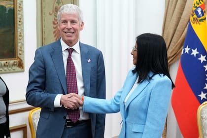 El secretario de Energía norteamericano, Chris Wright, y la presidenta interina de Venezuela, Delcy Rodríguez, en Caracas.