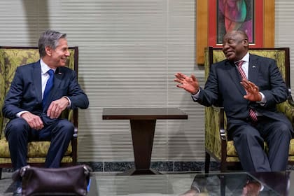 El secretario de Estado de EEUU Antony Blinken con el presidente sudafricano Cyril Ramaphosa  en Centurion, Sudáfrica el 9 de agosto de 2022. (Foto AP/Andrew Harnik, Pool)