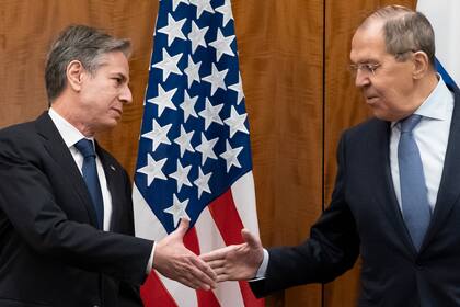 El secretario de Estado de EEUU Antony Blinken (i) con el canciller ruso Serguei Lavrov en Ginebra el 21 de enero de 2022.  (Foto AP/Alex Brandon, Pool)