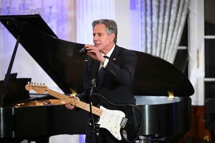 El secretario de Estado de Estados Unidos, Antony Blinken, interpreta una canción en el lanzamiento de la Iniciativa de Diplomacia Musical