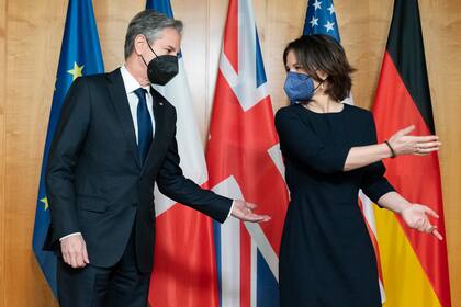 El secretario de Estado de Estados Unidos, Antony Blinken, y la ministra alemana de Exteriores, Annalena Baerbock, interactúan antes de su reunión en el Ministerio de Asuntos Exteriores, el 20 de enero de 2022, en Berlín, Alemania. (AP Foto/Alex Brandon, Pool)