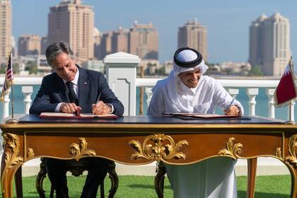 El secretario de Estado de Estados Unidos, Antony Blinken, y el viceprimer ministro y ministro de Exteriores de Qatar, Mohammed bin Abdulrahmán bin Jassim Al Thani, en su reunión en Doha