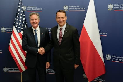 El secretario de Estado de Estados Unidos, Antony Blinken, izquierda, es recibido por el ministro de Exteriores de Polonia, Radosław Sikorski, derecha, para participar en conversaciones en Varsovia, Polonia, el jueves 12 de septiembre de 2024. (AP Foto/Czarek Sokolowski)