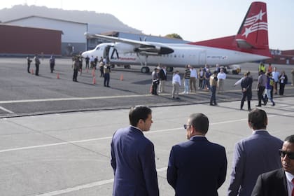 El secretario de Estado de Estados Unidos Marco Rubio, dialoga con el ministro de Seguridad Pública panameño, Frank Alexis Abrego, y el ministro de Relaciones Exteriores de Panamá, Javier Martínez-Acha, cuando un grupo de personas aborda un vuelo de repatriación a Colombia, en el Aeropuerto Albrook de Ciudad de Panamá, el 3 de febrero. (AP/Mark Schiefelbein, Pool)