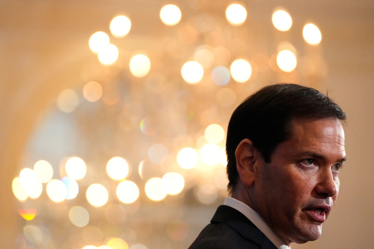 El secretario de Estado de Estados Unidos, Marco Rubio, habla con los medios tras reunirse con el mi