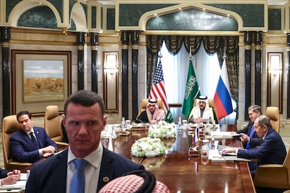 El secretario de Estado de Estados Unidos, Marco Rubio (izquierda); el ministro de Exteriores de Arabia Saudí, el príncipe Faisal bin Farhan Al Saud; el asesor de Seguridad Nacional saudí, Mosaad bin Mohammad Al-Aiban; el ministro de Exteriores de Rusia, Sergei Lavrov (derecha), y el asesor de política exterior del presidente ruso, Yuri Ushakov (segundo por la derecha), durante una reunión en el Palacio de Diriyah, en Riad, Arabia Saudí, el 18 de febrero de 2025