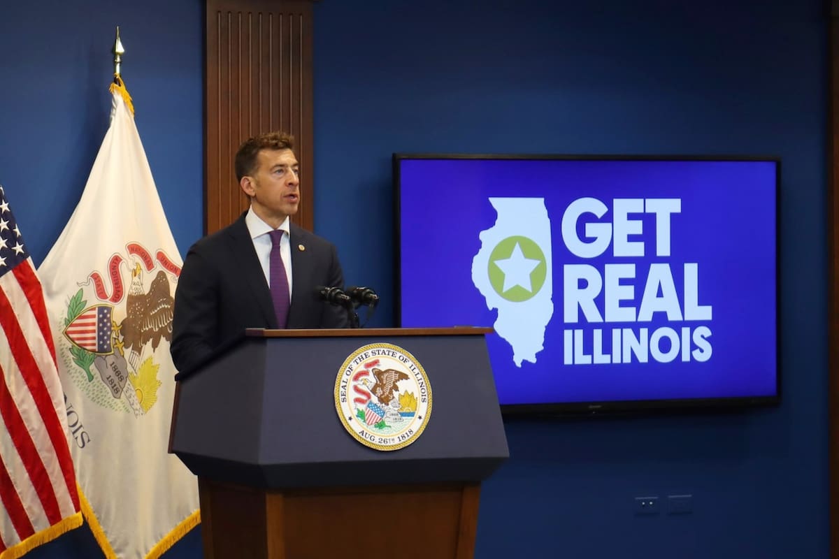 El secretario de Estado de Illinois presentó una campaña para recordar a los residentes de la entidad la fecha límite para tramitar su Real ID