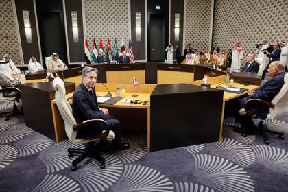 El secretario de Estado estadounidense Antony Blinken, frente izquierda, asiste a una reunión con los ministros del Exterior de Jordania, Ayman Safadi; Arabia Saudí, príncipe Faisal bin Farhan Al Saud; Qatar, Mohammed bin Abdulrahman Al Thani, EAU, Abdullah bin Zayed Al Nahyan; Egipto, Sameh Shoukry y el secretario general del Comité Ejecutivo de la Organización para la Liberación de Palestina, Hussein al-Sheikh, durante un día de reuniones sobre el conflicto entre Israel y Hamas, en Amán, Jordania, sábado 4 de noviembre de 2023. (Jonathan Ernst/Pool foto via AP)