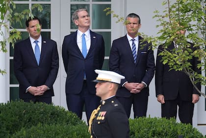 El secretario de Estado, Marco Rubio; el secretario del Tesoro, Scott Bessent; el secretario de Guerra, Pete Hegseth, y semioculto el secretario de Comercio, Howard Lutnick