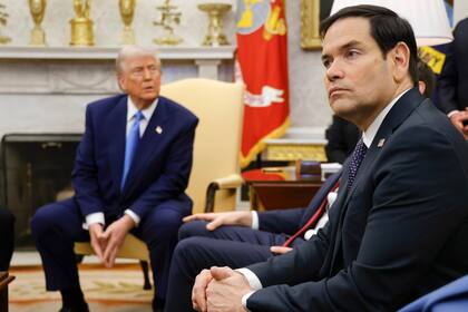 El secretario de Estado Marco Rubio escucha durante una reunión del presidente Donald Trump