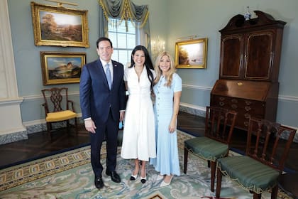 El secretario de Estado, Marco Rubio, y su esposa, Jeanette Dousdebes, compartieron detalles de su vida personal en el podcast de Katie Miller