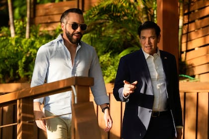 El secretario de Estado norteamericano, Marco Rubio, conversa con el presidente de El Salvador, Nayib Bukele, en su residencia en Lago Coatepeque, en El Salvador, el 3 de febrero de 2025. (AP/Mark Schiefelbein)
