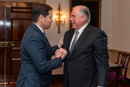El secretario de Estado norteamericano, Marco Rubio, estrecha la mano del canciller Gerardo Werthein