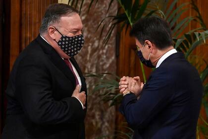 El secretario de Estado norteamericano, Mike Pompeo, al ser recibido en Roma por el premier italiano, Giuseppe Conte