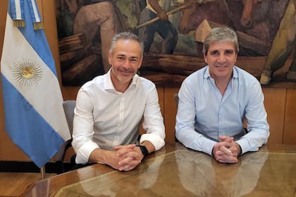 El secretario de Finanzas, Alejandro Lew, y el ministro de Economía, Luis Caputo