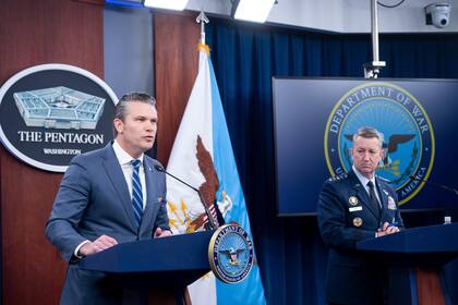 El secretario de Guerra estadounidense, Pete Hegseth, y el jefe del Estado Mayor Conjunto, el general Dan Caine, en conferencia de prensa en Washington.