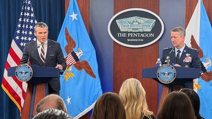 El secretario de Guerra norteamericano, Pete Hegseth, y el general Dan Caine, en el Pentágono.