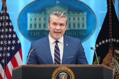 El secretario de Guerra, Pete Hegseth, habla con los periodistas durante una conferencia de prensa.