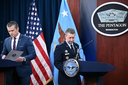 El secretario de Guerra, Pete Hegseth, y el jefe del Estado Mayor Conjunto norteamericano, general Dan Caine, en el Pentágono.