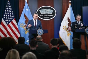 El secretario de Guerra, Pete Hegseth, y el jefe del Estado Mayor Conjunto, general Dan Caine, en una conferencia de prensa en el Pentágono.
