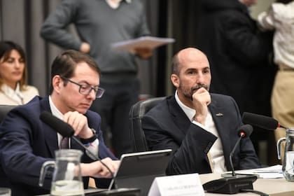 El secretario de Hacienda, Carlos Guberman, y el vicejefe de Gabinete, José Rolandi, en la Comisión de Presupuesto de la Cámara de Diputados