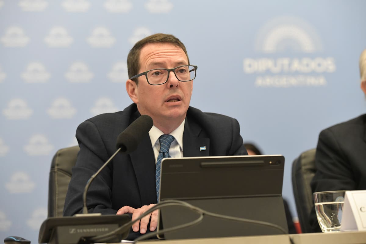 El secretario de Hacienda expuso en Diputados y enfrentó críticas de la oposición