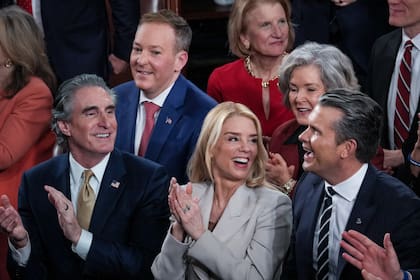 El secretario de Interior, Doug Burgum; la secretaria de Justicia, Pam Bondi, y el de Defensa, Pete Hegseth, aplauden al final del discurso del Estado de la Nación del presidente, Donald Trump, en el Capitolio