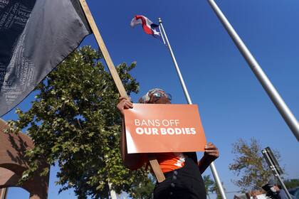 El secretario de Justicia de Estados Unidos, Merrick Garland, anuncia una demanda contra Texas para prohibir el cumplimiento de la ley estatal nueva contra los abortos, en el Departamento de Justicia, en Washington, el jueves 9 de septiembre de 2021. (AP Foto/J. Scott Applewhite)