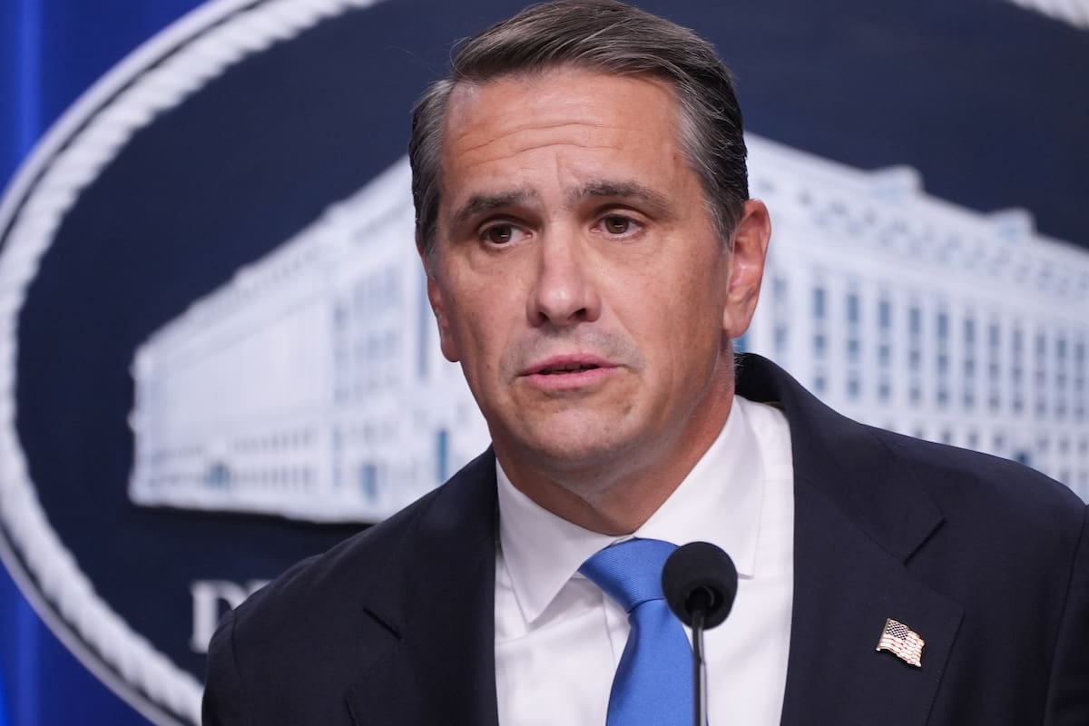El secretario de Justicia de Estados Unidos, Todd Blanche, habla en una conferencia de prensa en la
