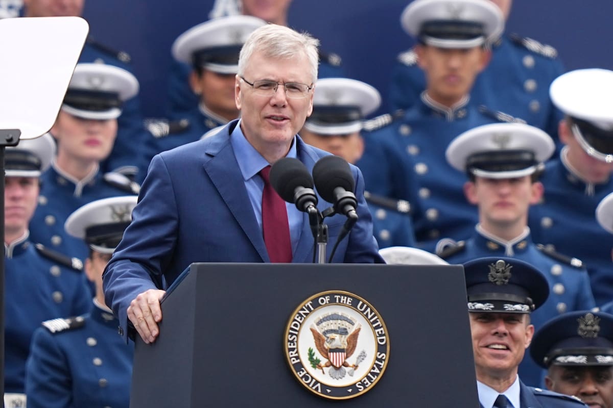 El secretario de la Fuerza Aérea de EEUU, Troy Meink, habla durante la ceremonia de graduación de la
