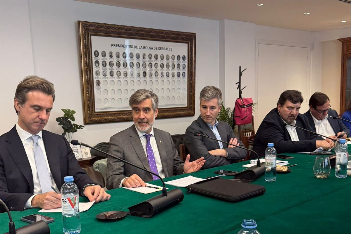 El secretario de Negociaciones Económicas Internacionales, embajador Fernando Brun, segundo desde la izquierda, y luego Agustín Tejeda, subsecretario de Mercados de la Secretaría de Agricultura