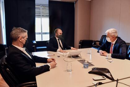 El secretario de Política Tributaria, Roberto Arias, el ministro de Economía Martín Guzmán, y el ministro de Agricultura Julián Domínguez