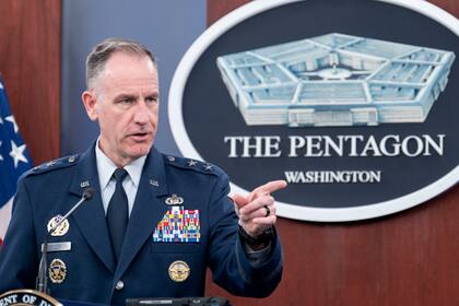 El secretario de prensa del Pentágono, el mayor general Pat Ryder, habla durante una conferencia de prensa en el Pentágono, el jueves 17 de octubre de 2024, en Washington. (Foto AP/Kevin Wolf)