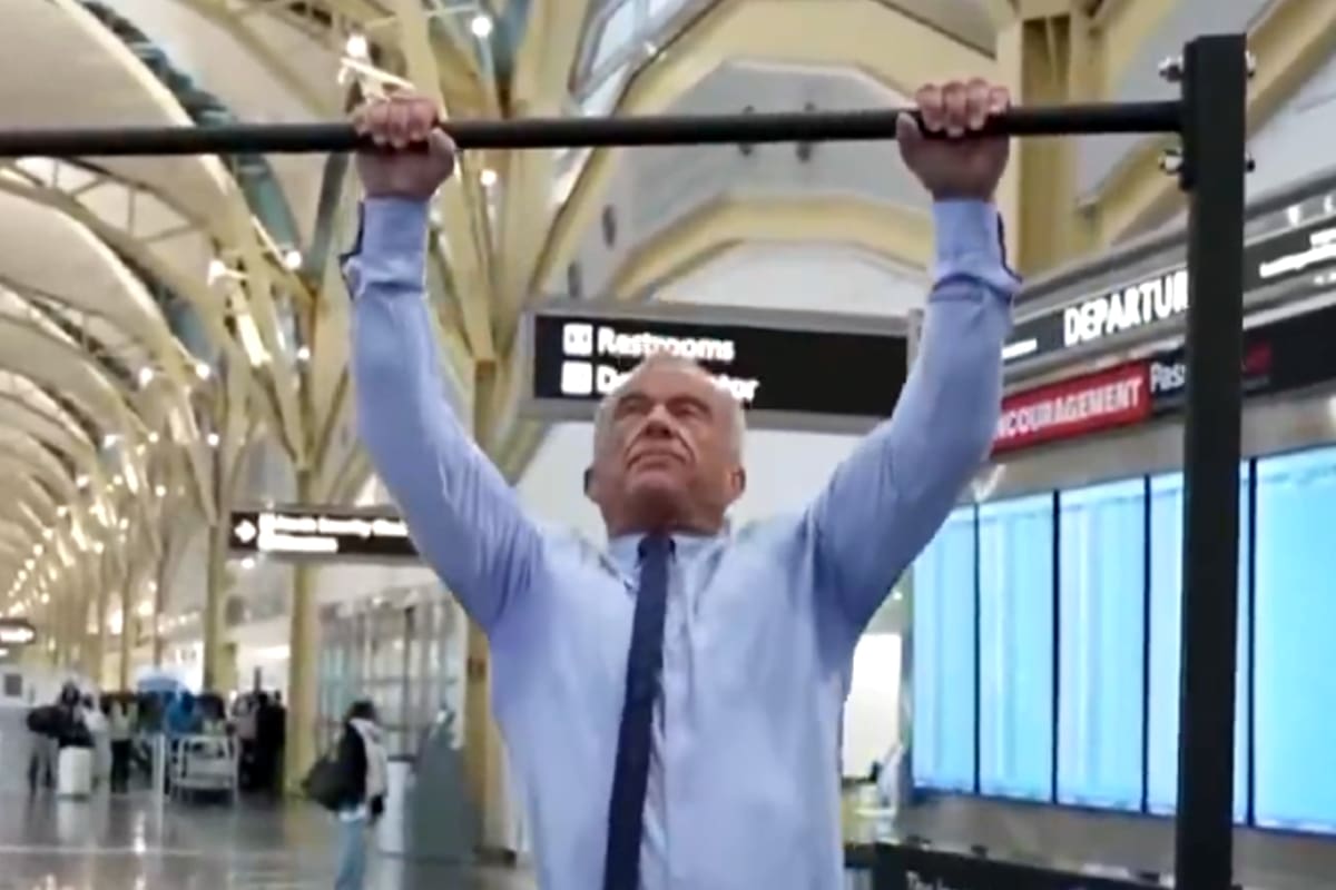 El secretario de Salud de Estados Unidos., Robert F. Kennedy, sorprendió al realizar dominadas en el aeropuerto Ronald Reagan de Virginia, en un gesto destinado a promover la actividad física antes de los vuelos