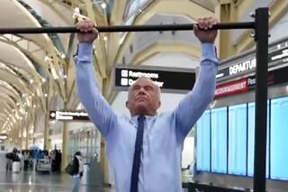 Robert Kennedy Jr. sorprendió al hacer veinte dominadas en un aeropuerto y se volvió viral