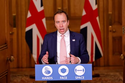 El secretario de Salud de Gran Bretaña, Matt Hancock, ofrece una conferencia de prensa remota para actualizar a la nación sobre la pandemia de coronavirus, en el centro de Londres el 14 de diciembre de 2020