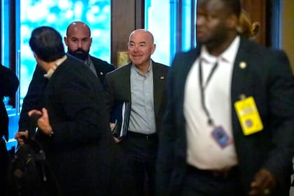 El secretario de Seguridad Nacional, Alejandro Mayorkas, al centro, llega al Capitolio para participar en negociaciones a puerta cerrada sobre un acuerdo de seguridad fronteriza, el domingo 17 de diciembre de 2023, en Washington