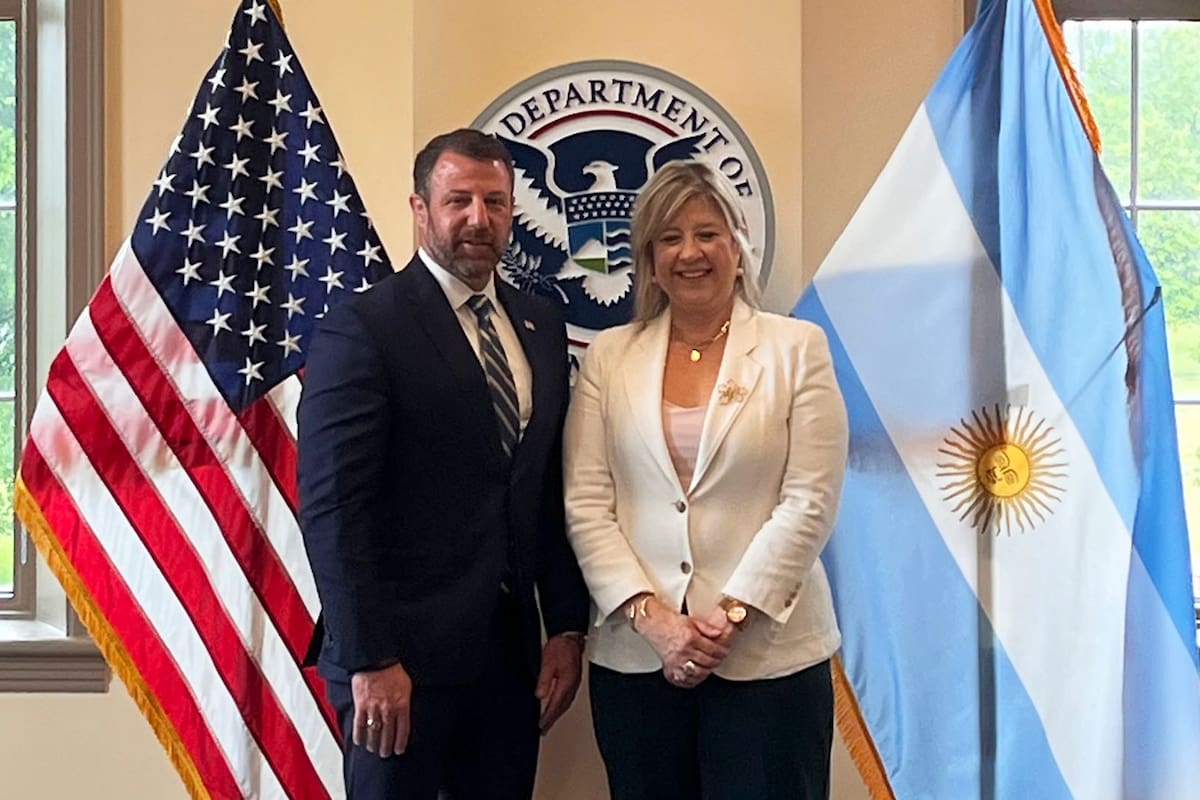 El secretario de Seguridad Nacional de Estados Unidos, Markwayne Mullin, y la ministra de Seguridad, Alejandra Monteoliva, en Washington