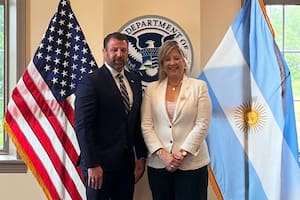 El secretario de Seguridad Nacional de Estados Unidos, Markwayne Mullin, y la ministra de Seguridad, Alejandra Monteoliva, en Washington